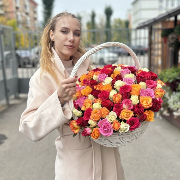 101 роза в корзине яркий MIX